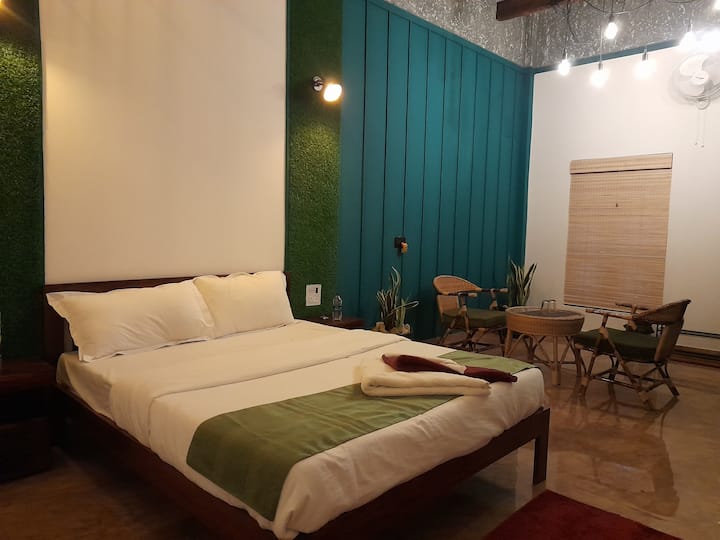Spacious Private Room With Lush Green Lawn- R102 - Sonapur