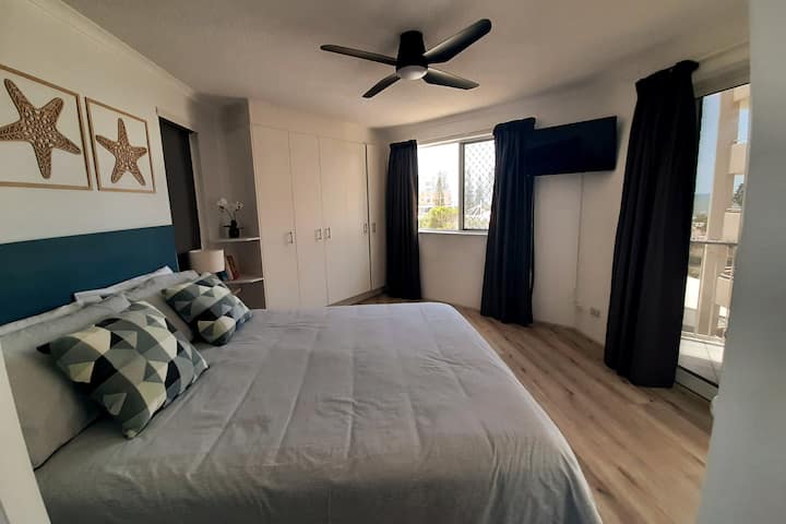 Chumba kikubwa cha kulala kilicho na mtazamo wa bahari na runinga