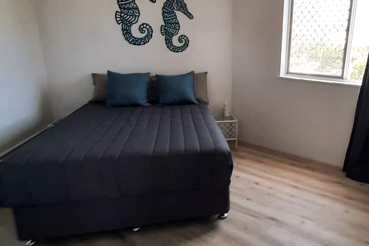 Chumba cha kulala cha pili na kitanda cha watu wawili, kitanda kimoja kinaweza  kuongezwa kwa ombi