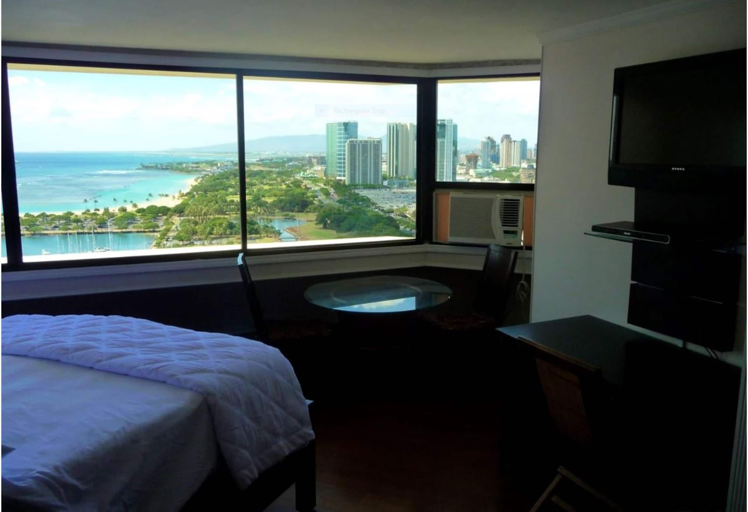 Condo in Honolulu · ★4.42 · Studio · 1 bed · 1 private bath - Image 5