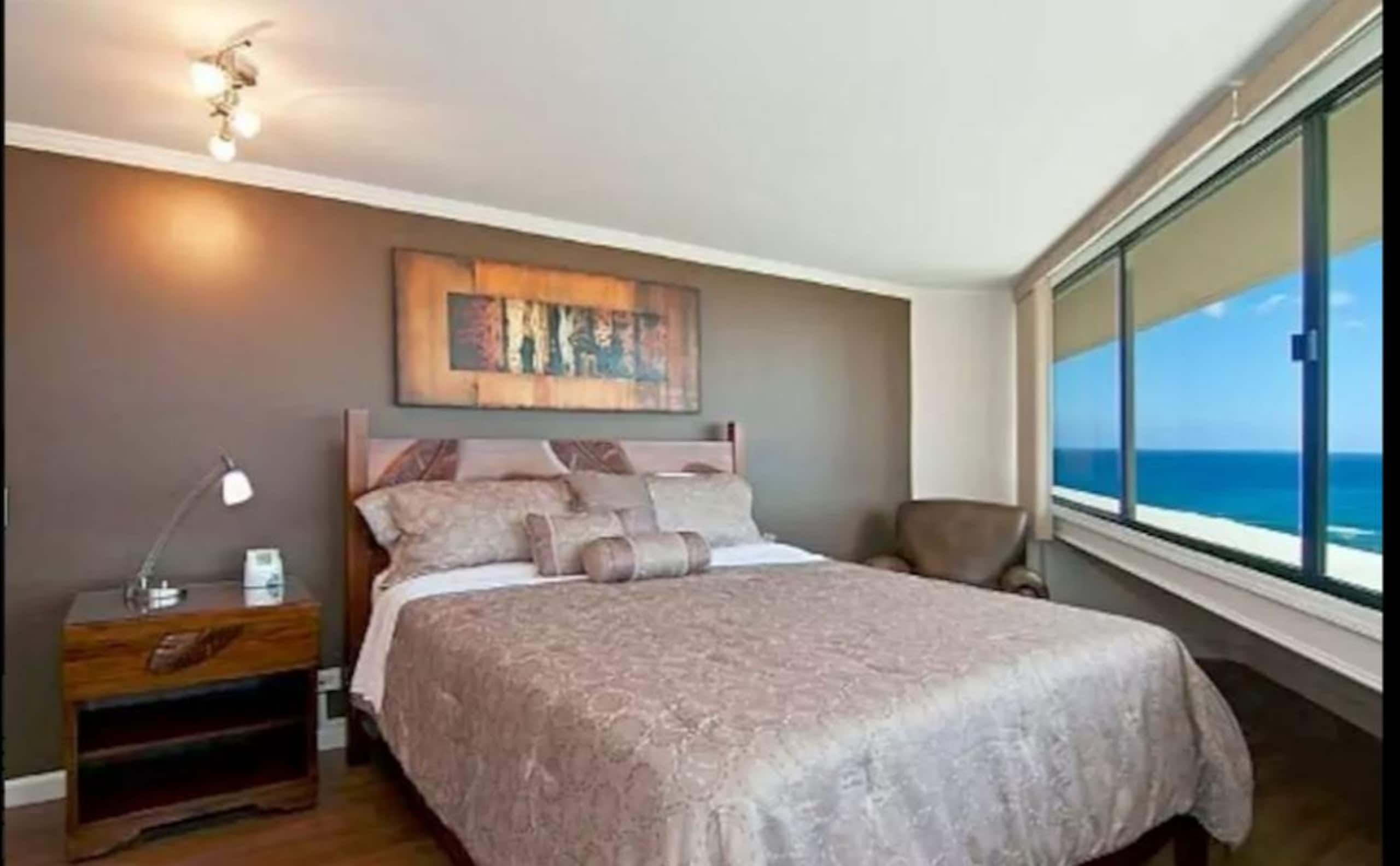 Condo in Honolulu · ★4.42 · Studio · 1 bed · 1 private bath - Image 1