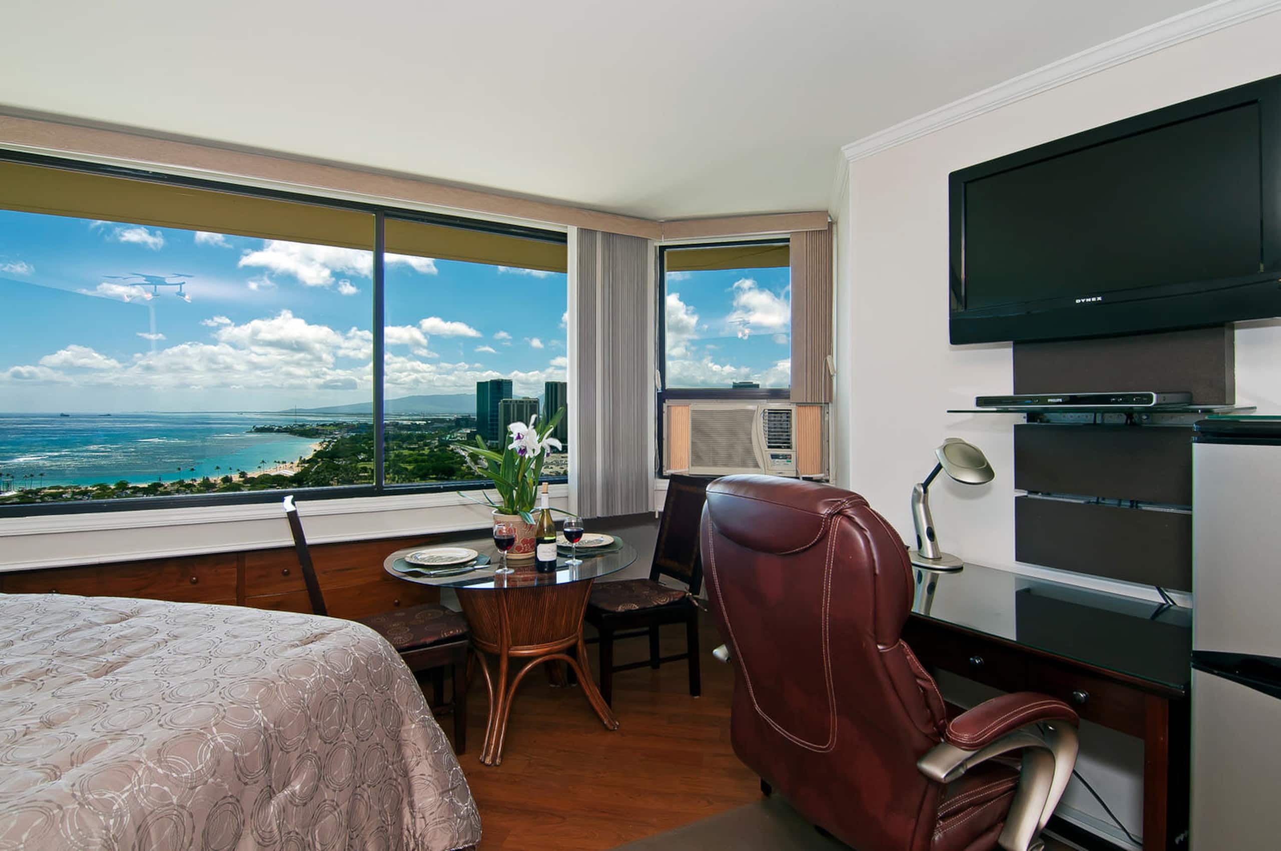 Condo in Honolulu · ★4.42 · Studio · 1 bed · 1 private bath - Image 16