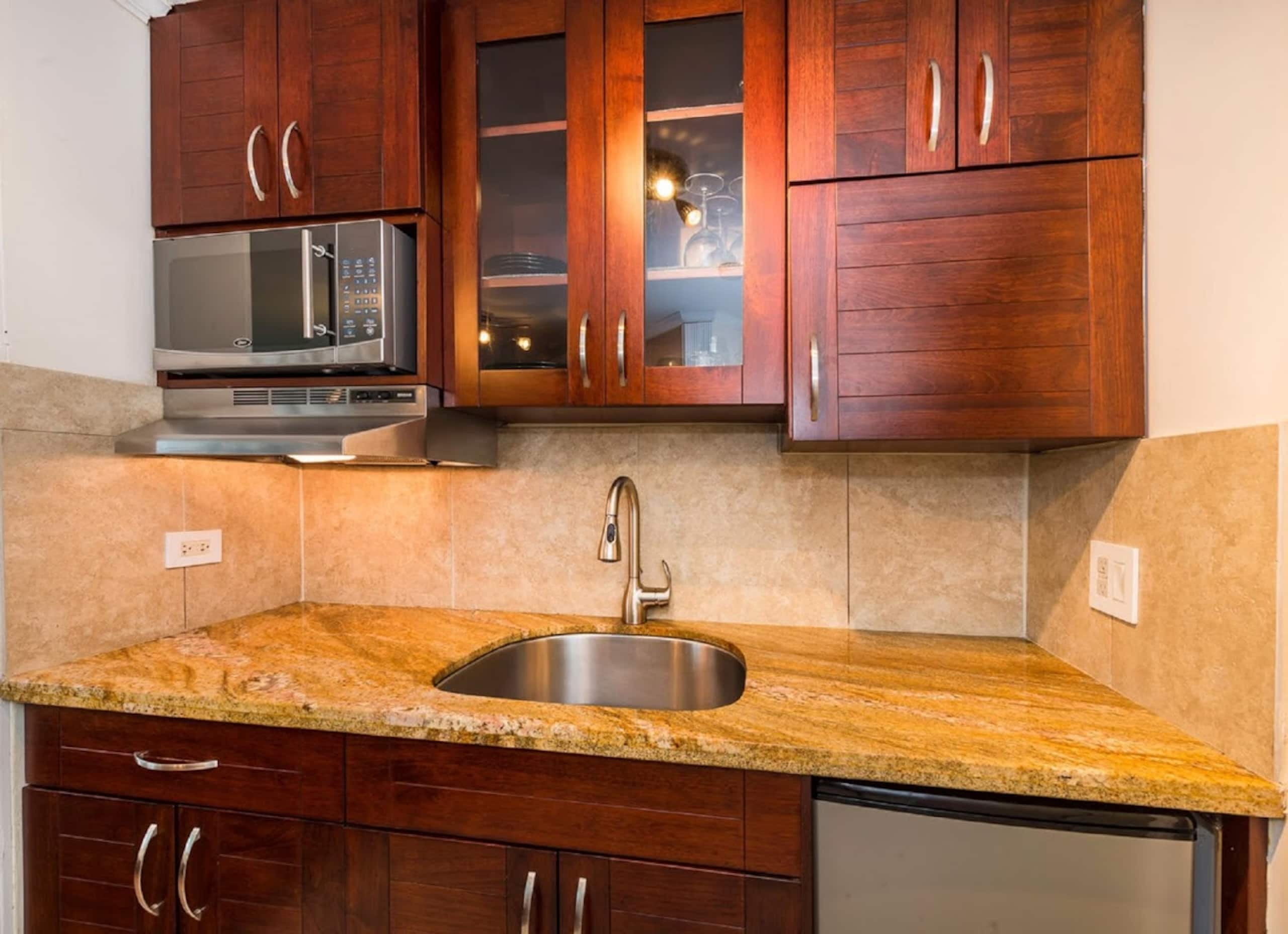 Condo in Honolulu · ★4.42 · Studio · 1 bed · 1 private bath - Image 8