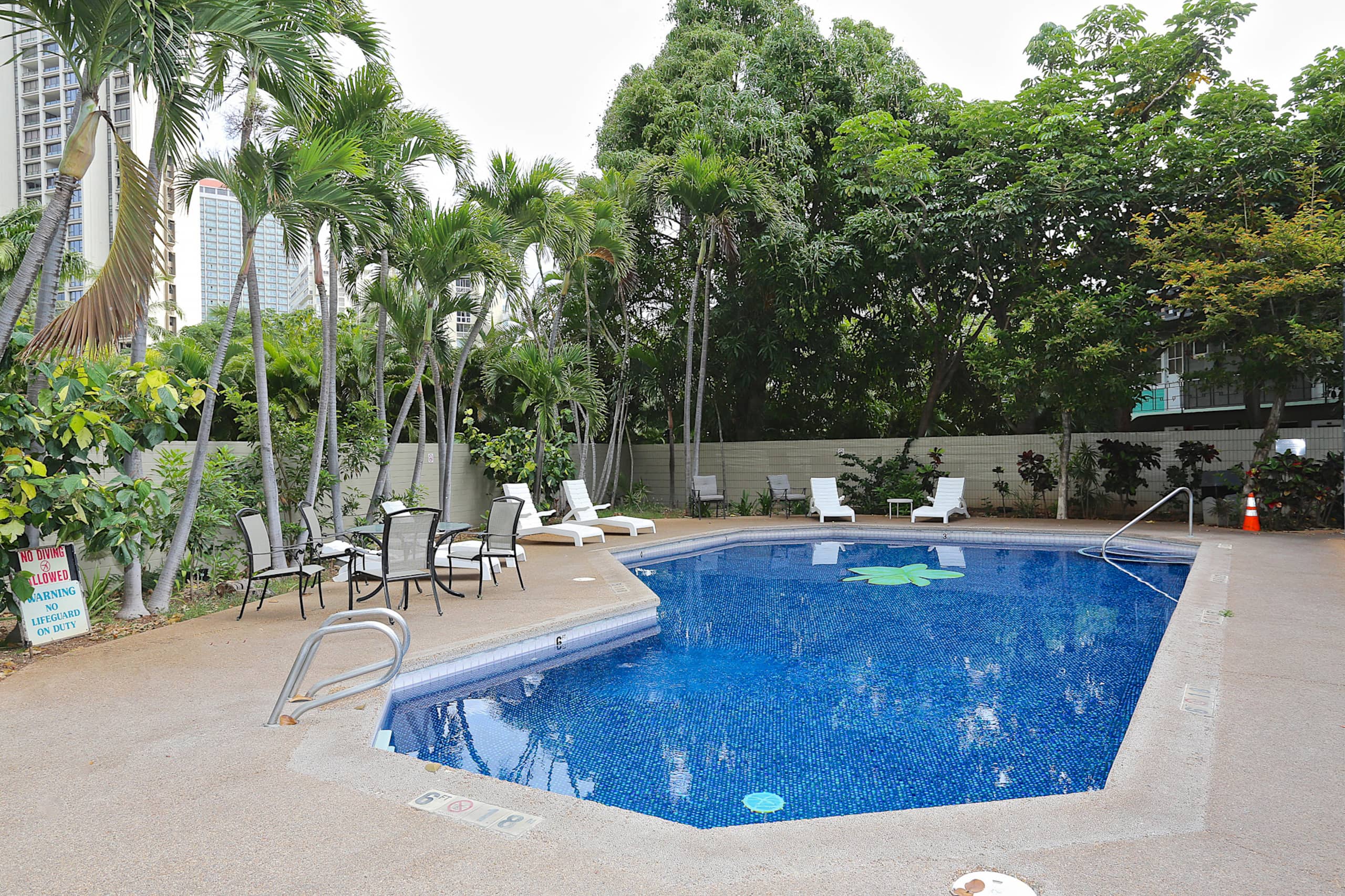 Condo in Honolulu · ★4.42 · Studio · 1 bed · 1 private bath - Image 11