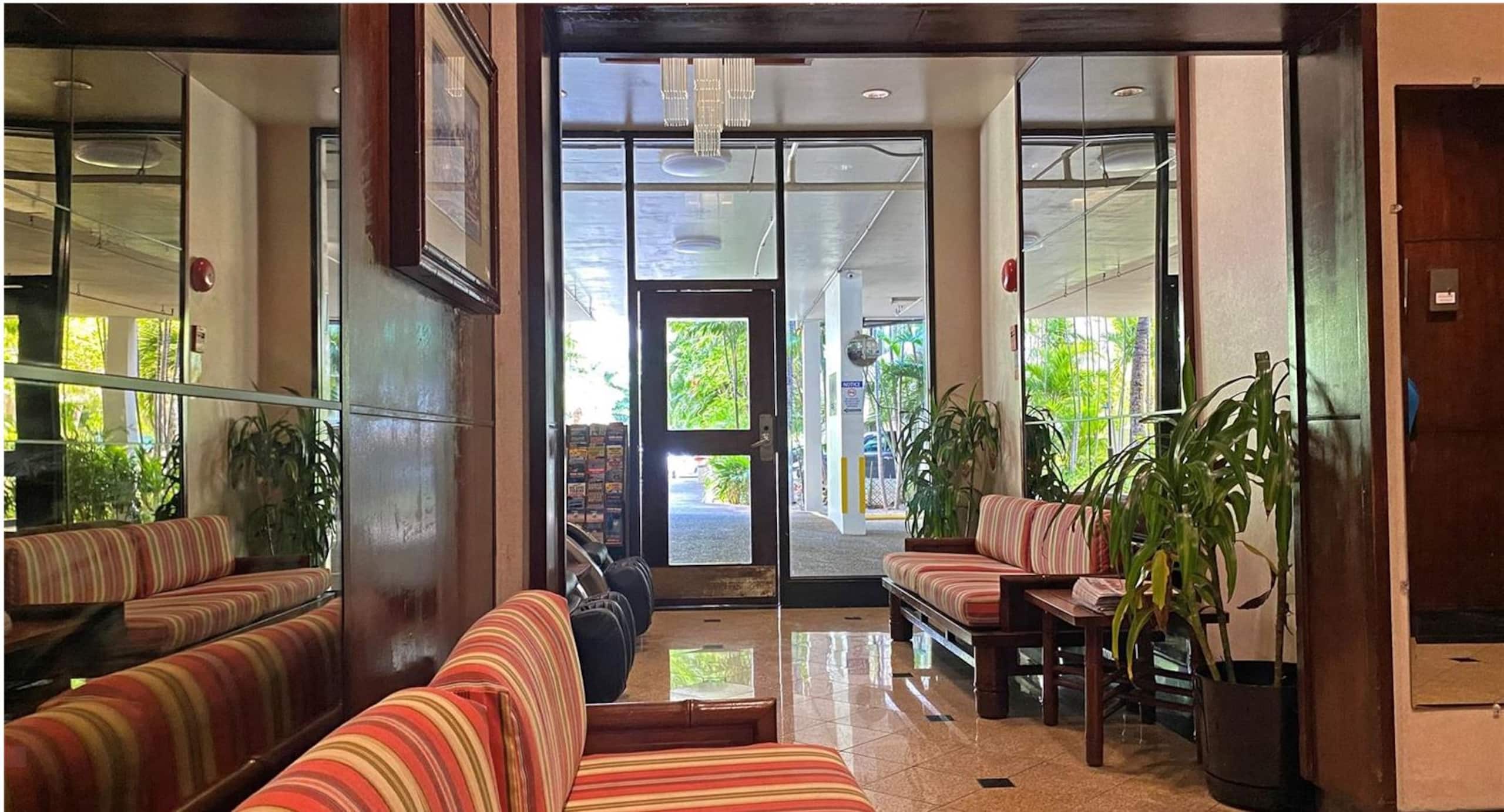Condo in Honolulu · ★4.42 · Studio · 1 bed · 1 private bath - Image 9