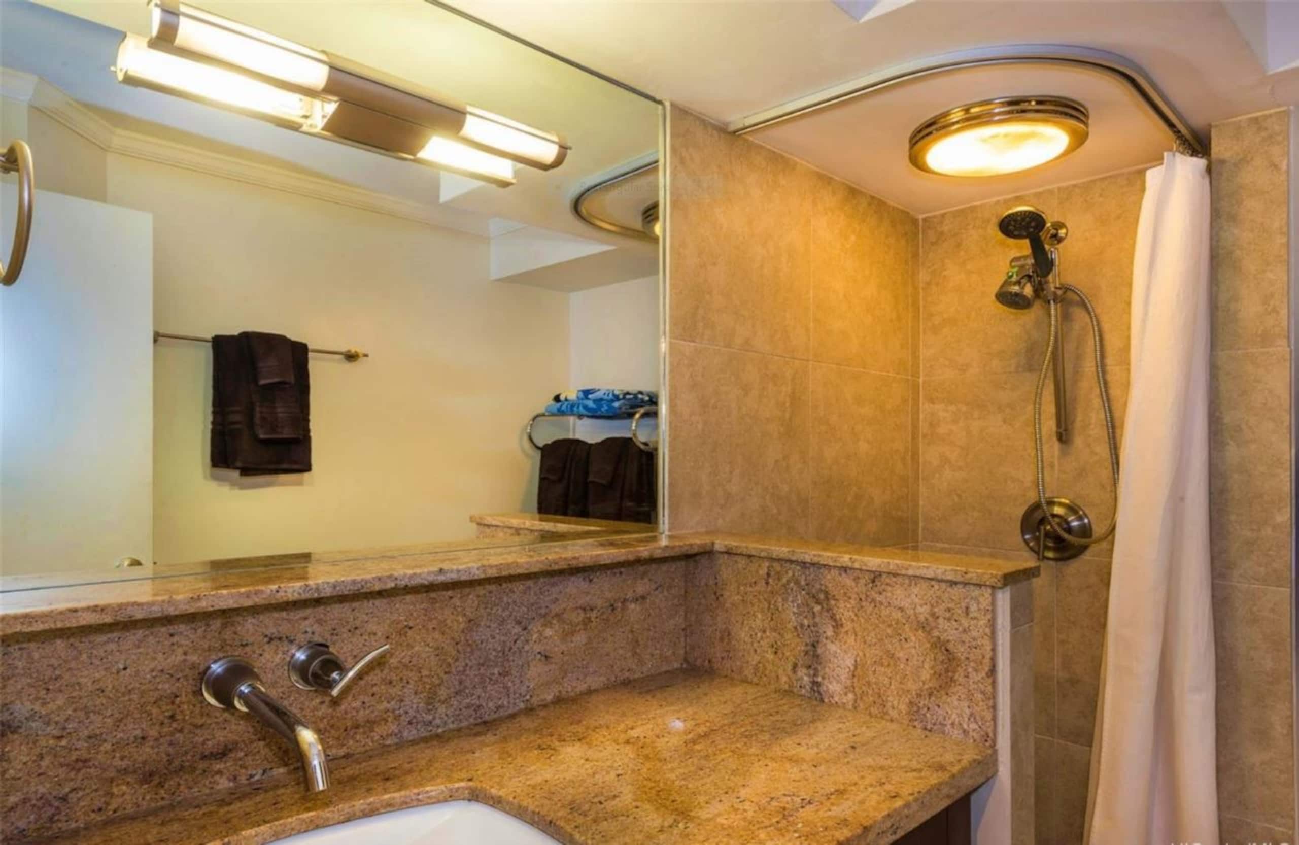 Condo in Honolulu · ★4.42 · Studio · 1 bed · 1 private bath - Image 6