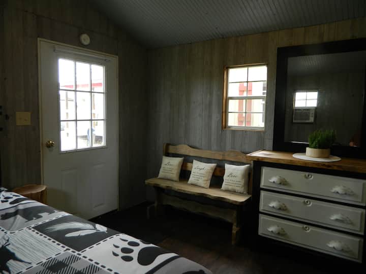 كوخ 2 : سرير بحجم كوين بحمام كامل خاص: يتم إضافة وحدات التدفئة والتكييف في أشهر الطقس الدافئ