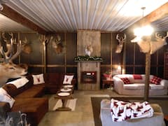 Rustic+hunting+lodge+with+2+cabins+and+a+hot+tub