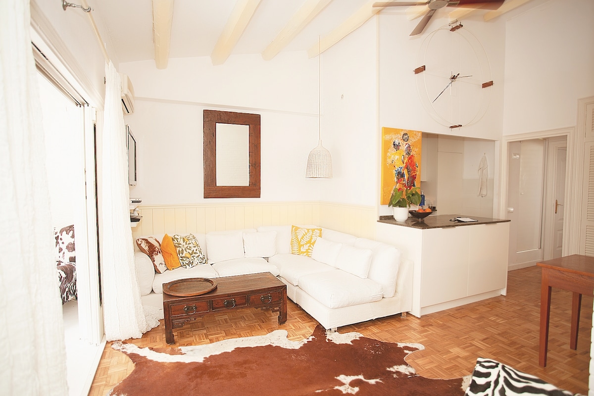 Top performing Airbnb: Caribbean charm - 1 minute from the beach downtown in Sitges