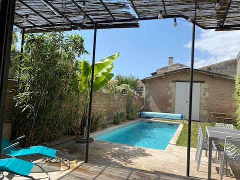 Large townhouse with a pool