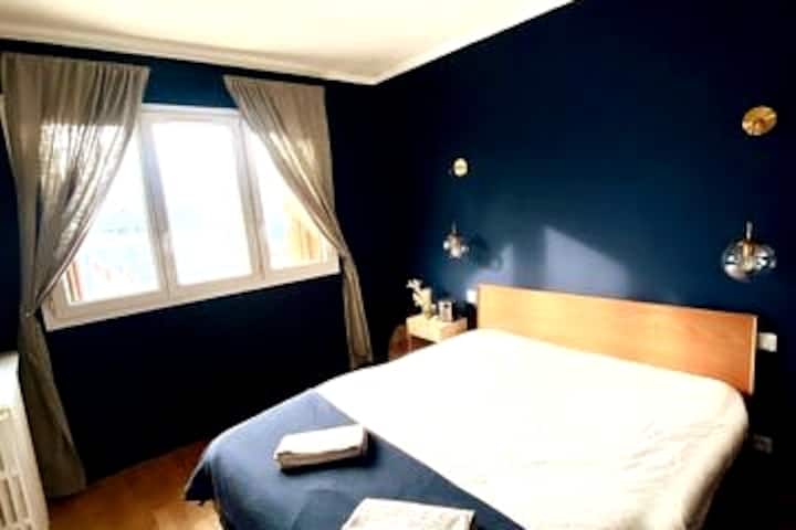 Dhoma nr. 1 me krevat dopio "queen" dhe pamje të mrekullueshme nga kulla Eifel