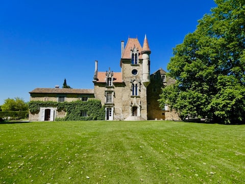Small castle with pool (6 bedrooms -15 people)