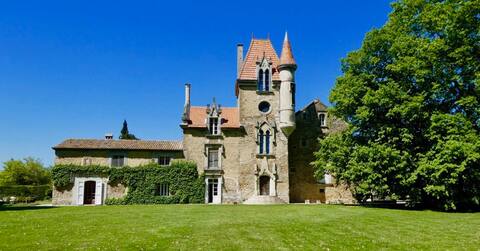 Small castle with pool (6 bedrooms -15 people)