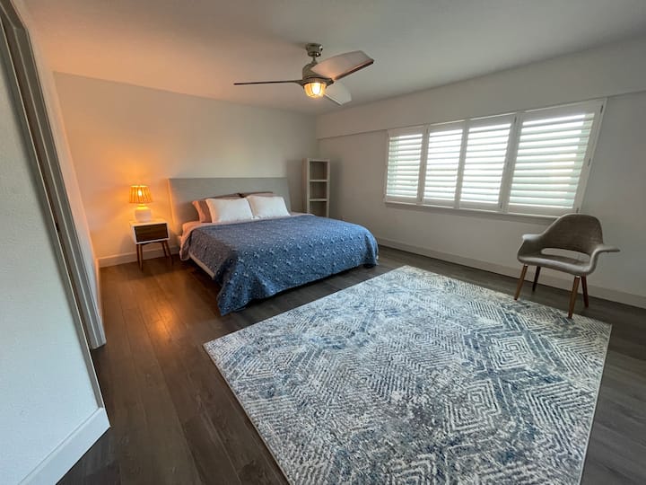 Chumba cha msingi na King.