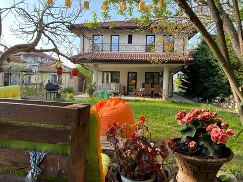 Cozy 3-bedroom cottage with free parking