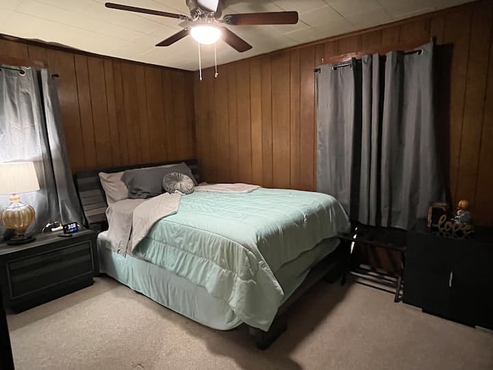 Спалната соба 2 е опремена со кревет и постелнина во целосна големина, 32' Roku телевизор кој е активиран за стриминг, повеќе USB порти, часовник и завеси за затемнување за да може да спиете ако сакате. Не брзајте да заминете, душекот на перницата ќе ве задржи внатре. 