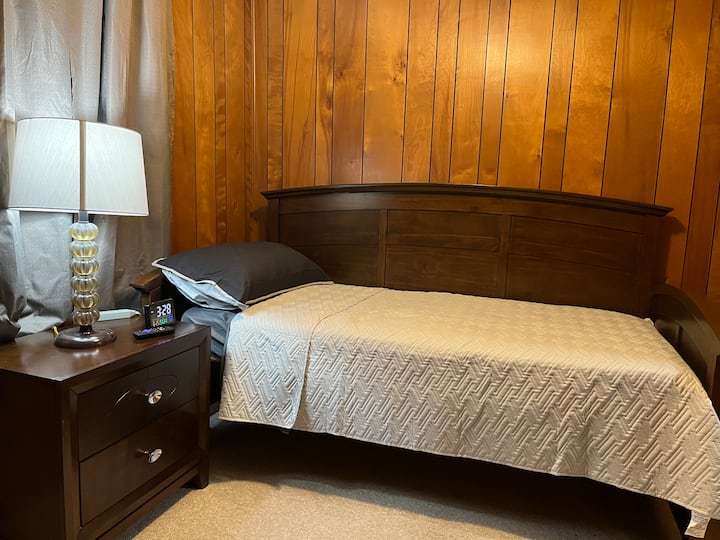 Спалната соба 1 е опремена со двоен кревет и постелнина, 32' Roku телевизор кој е активиран за стриминг, повеќе USB порти, часовник и завеси за затемнување за да може да спиете ако сакате. 