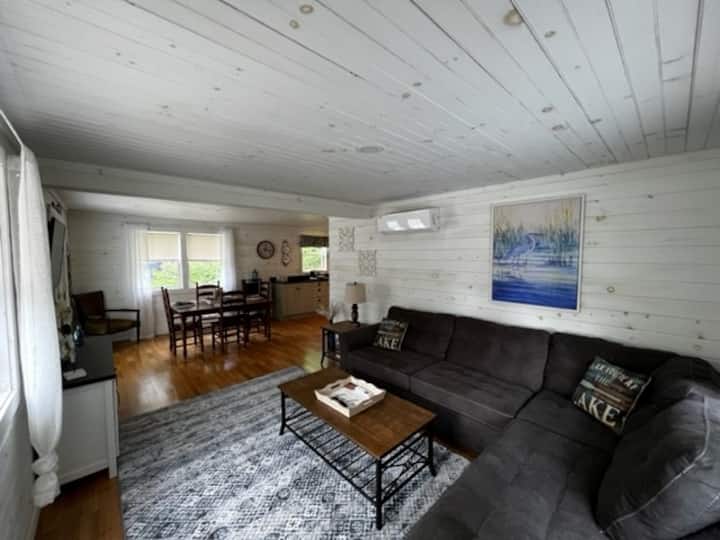 Cozy Cottage With Lake View And Indoor Fireplace - Lake Wyola, MA