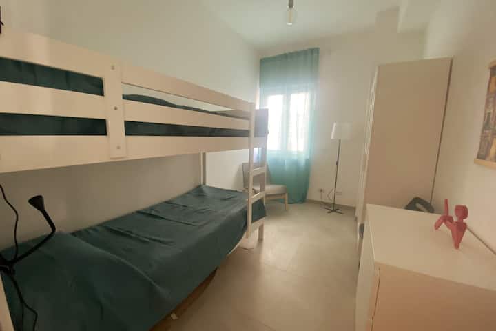 غرفة نوم بسرير بطابقين