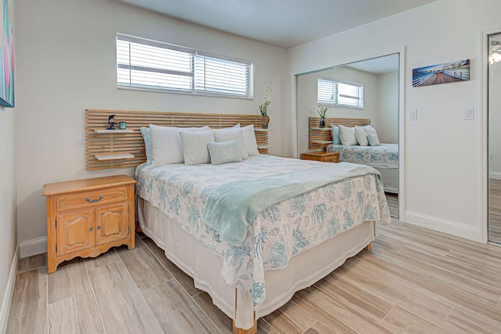 Квартали на капитан с двойно легло, два двойни гардероба и самостоятелна баня. 