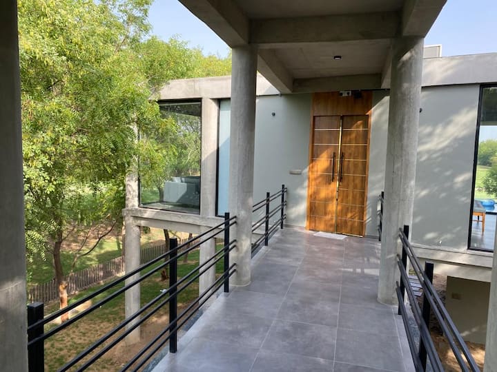 The House Of Golf With Infinity Golf View Pool - Surendranagar