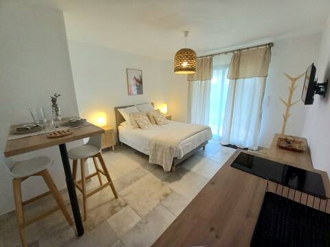 Comfortable ♥️river🏊♂️ and greenway studio🚴♂.