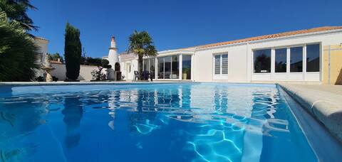 Villa with pool for 14 people, 5 km from the beaches