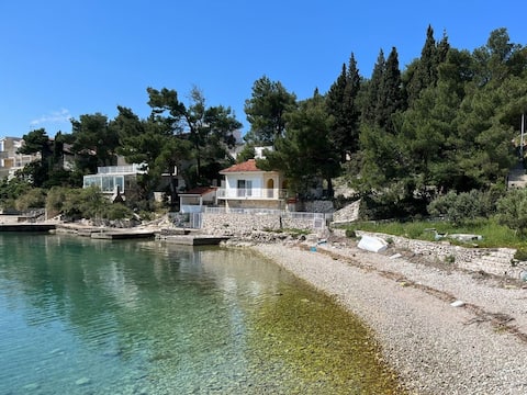 Attractive house by the sea - spacious wooded property