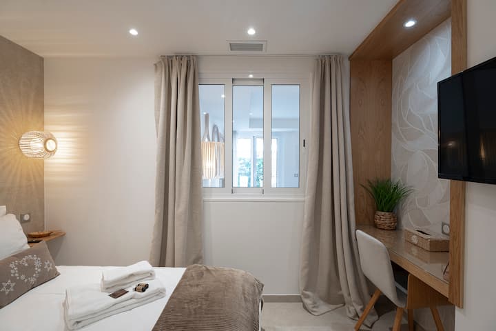 غرفة نوم يسرى مع حمام داخلي ومكتب  