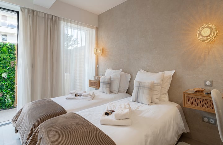 غرفة يمينية بسريرين مزدوجين وحمام داخلي وإمكانية الوصول إلى الشرفة