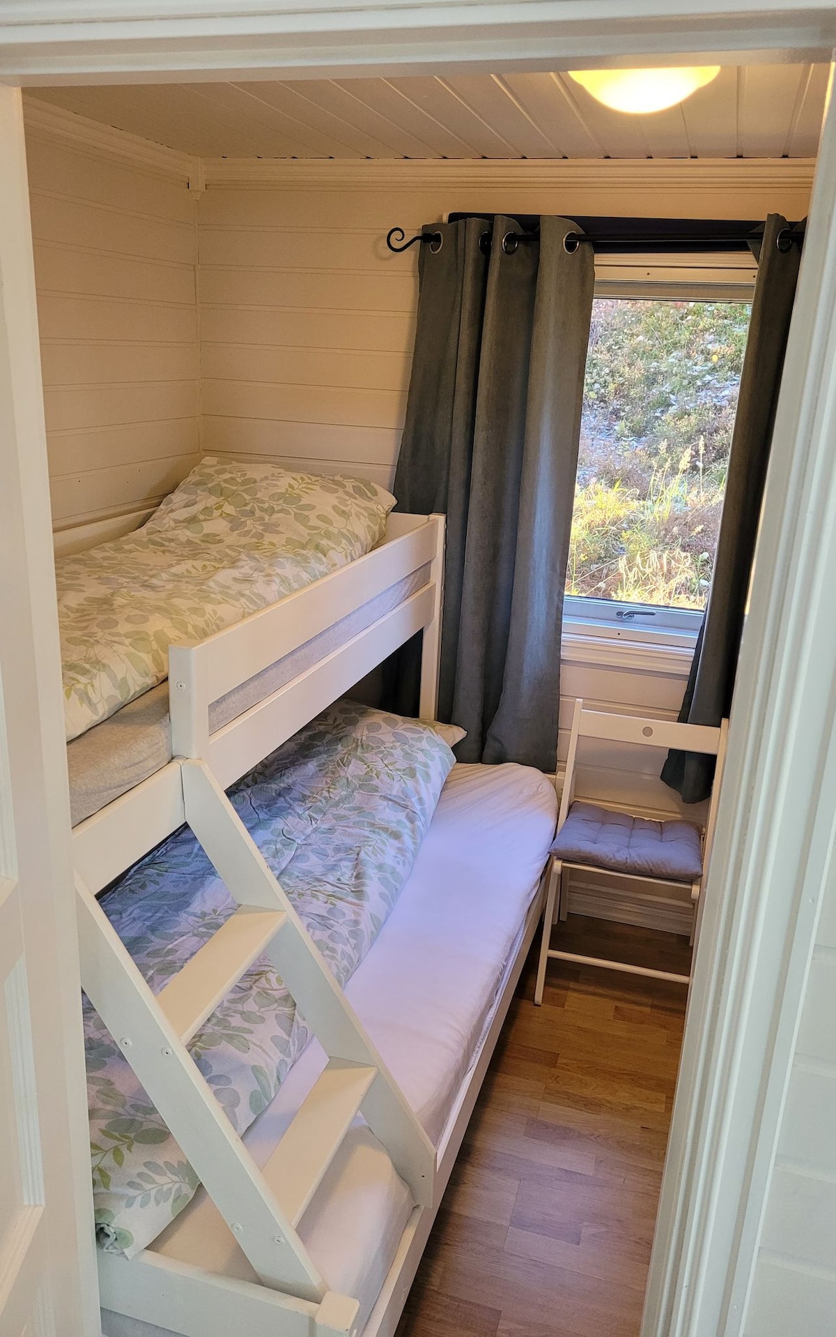 2. spavaća soba u kabini. 
Krevet na kat s krevetom za jednu osobu na katu i 120x200 na katu. 