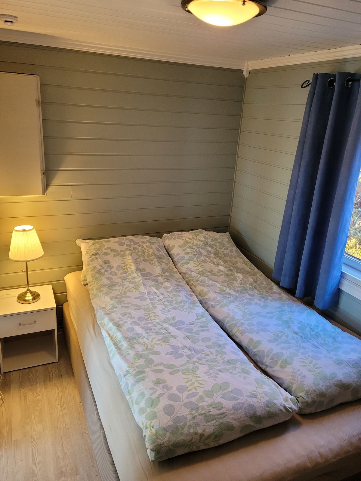 Spavaća soba 1,  unutar brvnare. 
Bračni krevet 150x200.