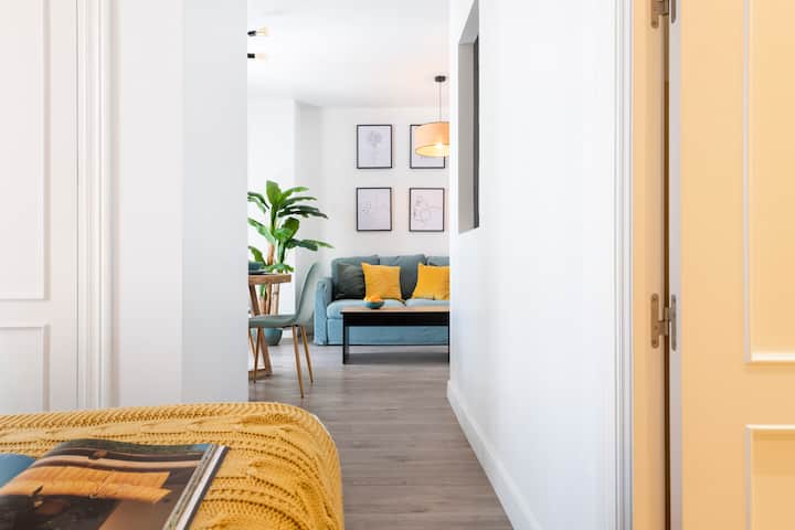 Dormitorio con cama de matrimonio y ropero empotrado con baño en suite. Ideal para parejas que quieran disfrutar de un apartamento pequeño pero coqueto y muy bien equipado en pleno centro histórico de Sevilla