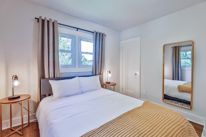 2号卧室楼上（标准双人床垫） 