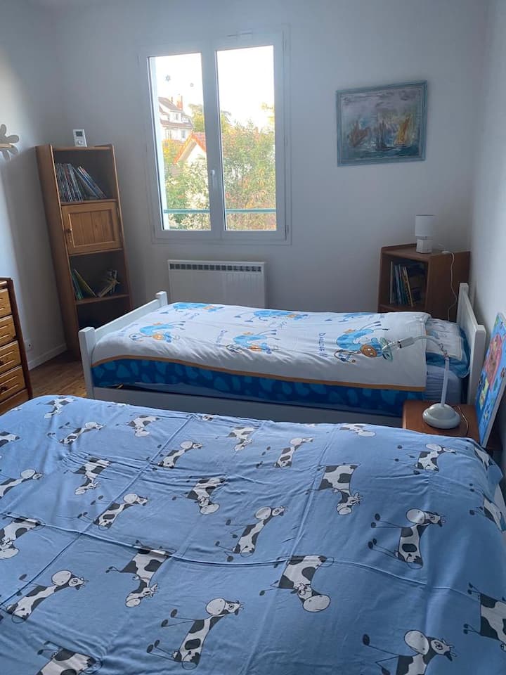 Chambre 4: % 3 Lit Double + % 3 Lit Simple