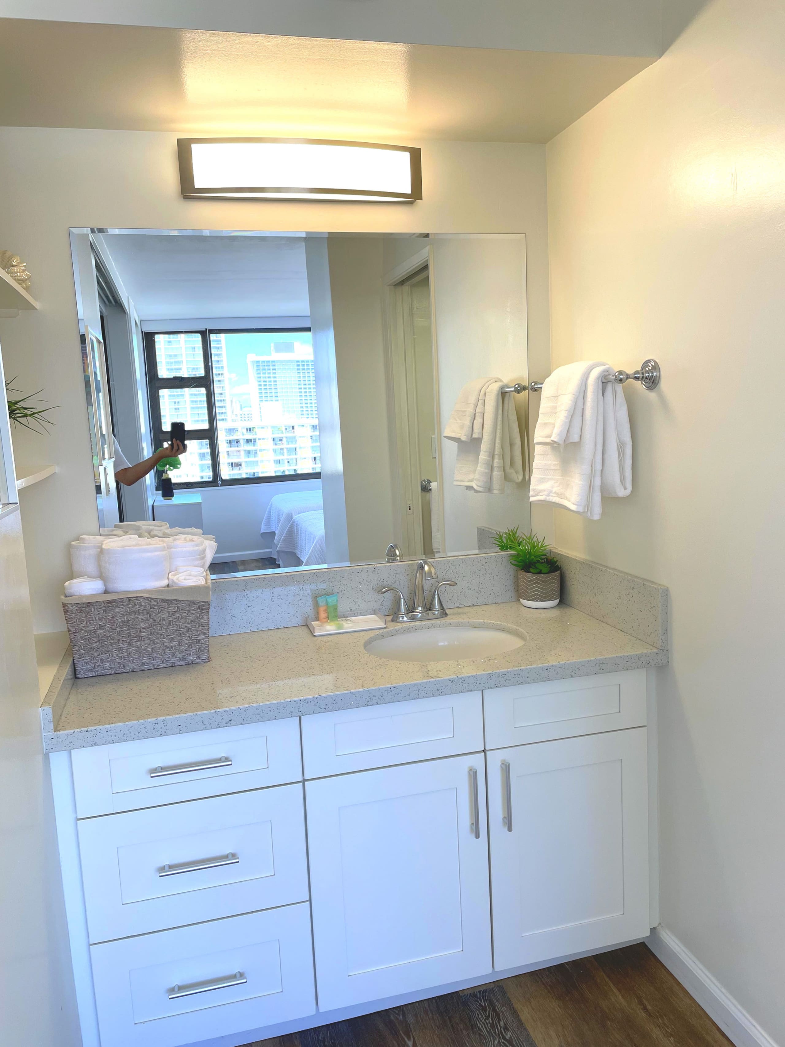 Condo in Honolulu · ★4.68 · 1 bedroom · 3 beds · 1 private bath - Image 12