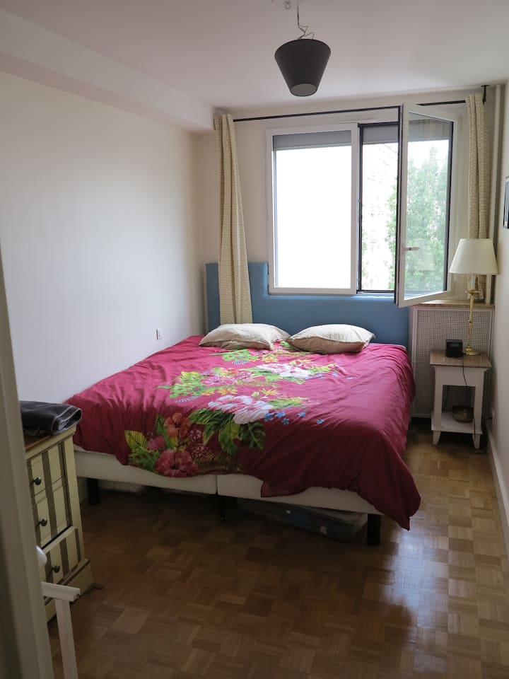 Primer dormitorio con un espejo grande y una cama tamaño king 180*200 cm