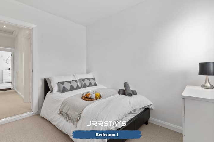 Насладете се на перфектната комбинация от стил и комфорт в нашата шикозна спалня с просторно двойно легло.