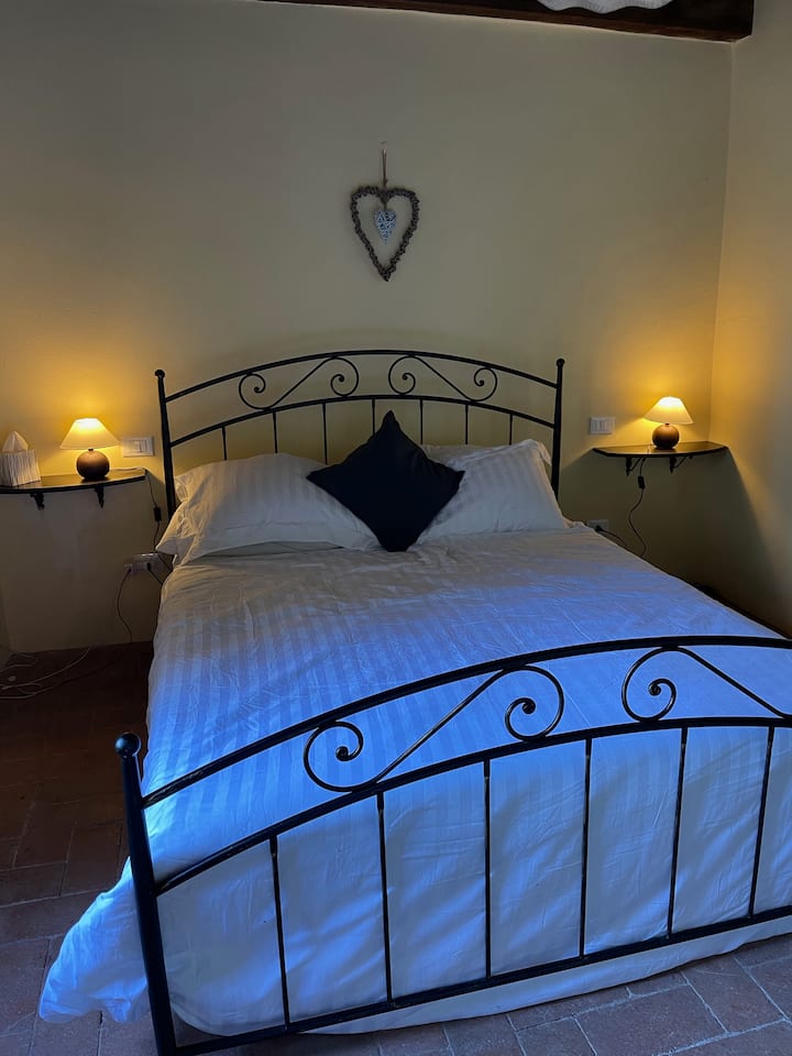 Chumba kikuu cha kulala na bafu ya chumbani