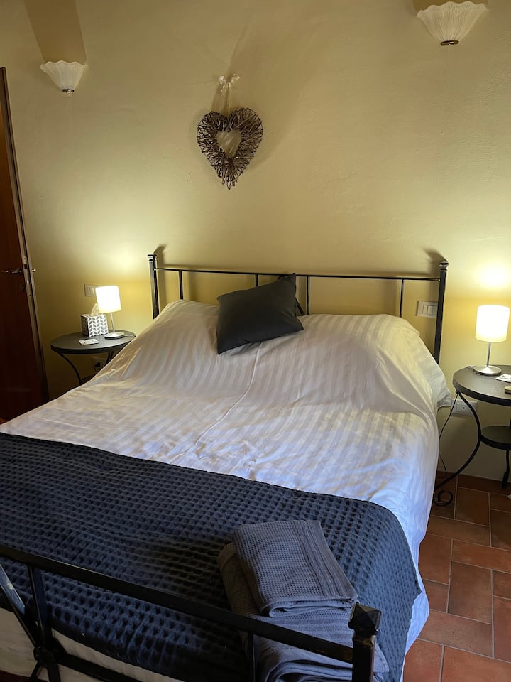 Chumba cha kulala 2 kinachoangalia vilima mbele ya nyumba