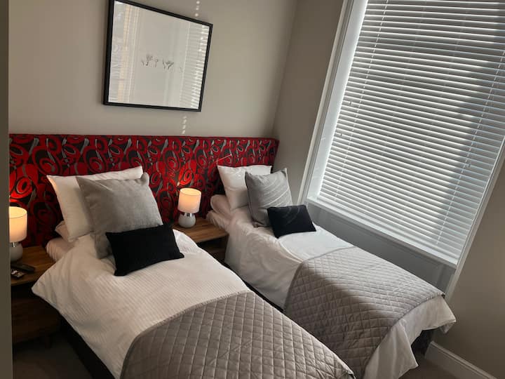 El dormitorio 2 tiene dos camas individuales (puede ser una cama doble tamaño king bajo petición) con doble cristal interno con su propio televisor. 