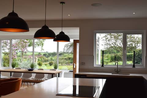 Coastal, log burner, large garden, walk to beach