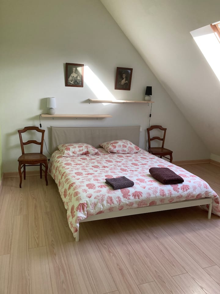 พื้นห้องนอน
เตียงคู่ 1 หลัง