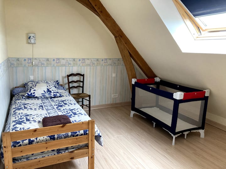 พื้นห้องนอน
เตียงเดี่ยวและเตียงร่ม