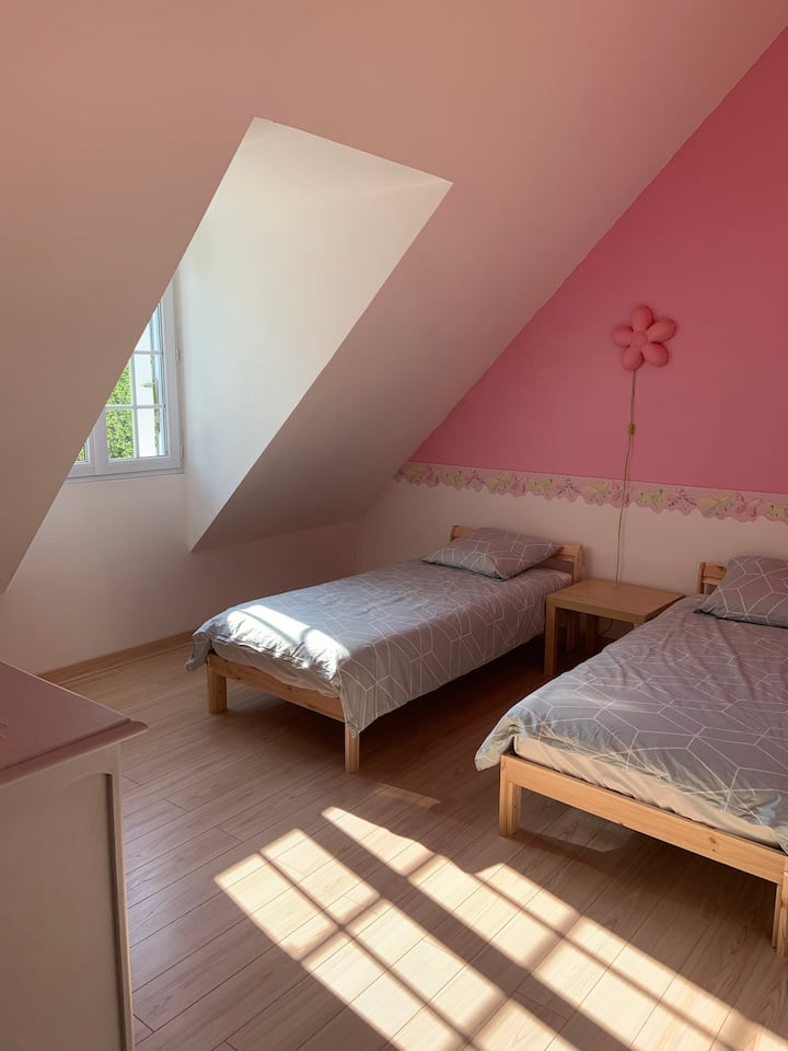 ห้องนอนชั้นบนมีเตียงเดี่ยว 2 เตียงหันหน้าไปทางทิศตะวันตก