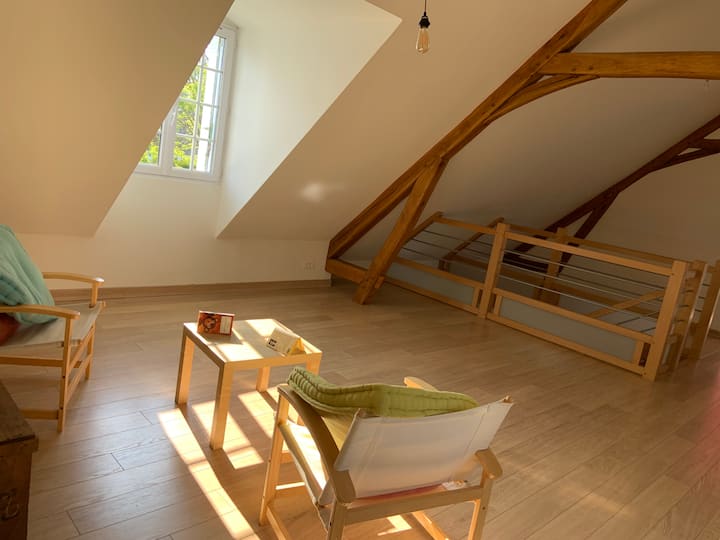 ชั้นบนมีพื้นที่เล่นและอ่านหนังสือสวยๆ