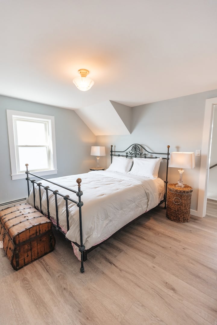 חדר שינה 1 [מיטת קווין סייז] עם נוף שליו לים