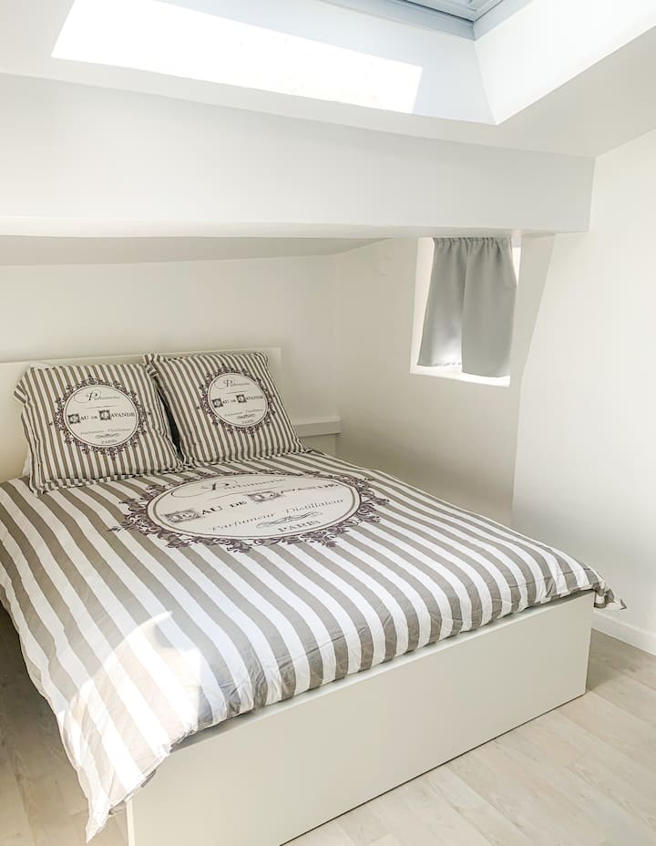 Double bed 140 x 200
A second identical bedroom 