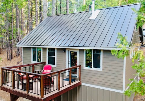 Modern-Chic Cabin, 10 min to Lassen, Snowshoes, EV