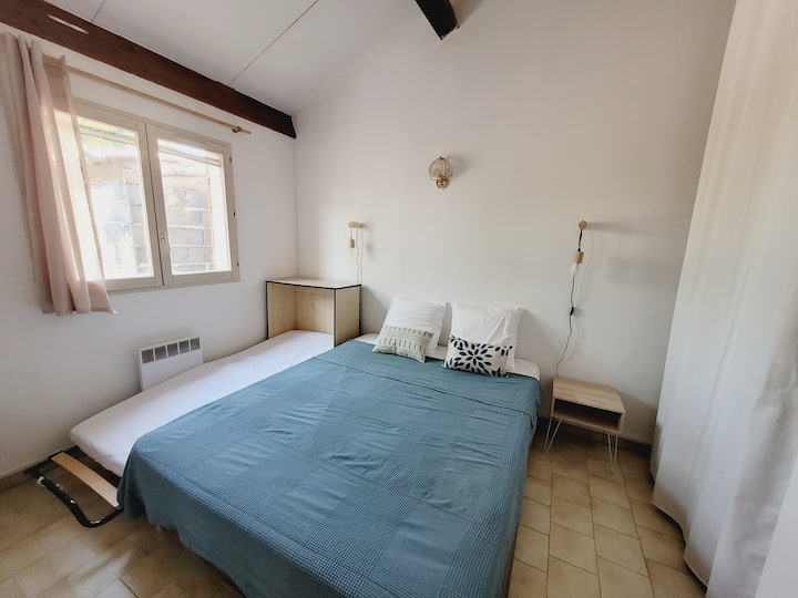 primer dormitorio, 12 m² cuadrados. Cama Queen Size (160X200) + cuna supletoria 80X180. cuna paraguas incluida. Cómoda